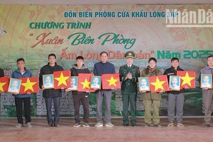 Tặng cờ Tổ quốc và ảnh Bác Hồ cho các bản của xã biên giới Lóng Sập, Chiềng Khừa, thị xã Mộc Châu.