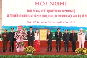 Đồng chí Hoàng Quốc Khánh, Bí thư Tỉnh ủy Sơn La trao Quyết định thành lập Đảng bộ thị xã Mộc Châu.