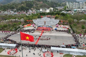 Lễ hội hoa ban thành phố Sơn La năm nay đã thu hút hàng trăm ngàn lượt người tới tham dự.