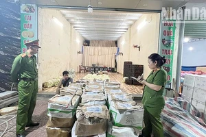 Lực lượng chức năng tiến hành kiểm tra toàn bộ các gian hàng, xe chở rau, củ, quả của các thương lái tại chợ đầu mối bản Mé Ban, xã Chiềng Cơi, thành phố Sơn La.