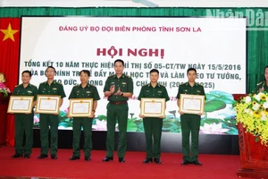 Ban Thường vụ Đảng ủy Bộ Chỉ huy Bộ đội Biên phòng tỉnh Sơn La tặng Giấy khen cho các tập thể và cá nhân tiêu biểu. 