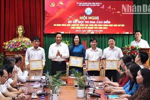 Phó Giáo sư, Tiến sĩ Nguyễn Huy Hoàng, Giám đốc Sở Giáo dục và Đào tạo tỉnh Sơn La tặng Giấy khen cho các tập thể, cá nhân tiểu biểu trong đợt thi đua cao điểm.