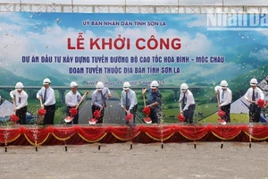 Các đại biểu thực hiện nghi thức động thổ thực hiện dự án khởi công tuyến đường bộ cao tốc Hòa Bình-Mộc Châu.
