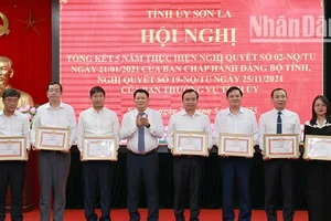 Đồng chí Lò Minh Hùng, Phó Bí thư Thường trực Tỉnh ủy Sơn La trao bằng khen cho các tập thể.