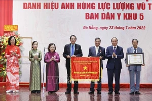 Chủ tịch nước Nguyễn Xuân Phúc trao tặng Danh hiệu Anh hùng Lực lượng vũ trang nhân dân cho Ban Dân y Khu 5. (Ảnh: Thống Nhất/TTXVN)
