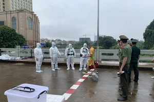Lực lượng chức năng của Quảng Ninh tổ chức bàn giao 2 đối tượng người Trung Quốc nhập cảnh trái phép cho Công an Trung Quốc.