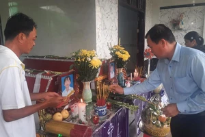 Đồng chí Nguyễn Minh Dũng thăm hỏi động viên gia đình có 2 trẻ bị đuối nước ở xã Long Mỹ, huyện Mang Thít, tỉnh Vĩnh Long.