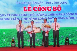 Lễ đón nhận Quyết định của Thủ tướng Chính phủ công nhận huyện nông thôn mới Bình Tân. 
