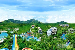 Toàn cảnh khu du lịch Suối khoáng nóng Núi Thần Tài giữa núi rừng nguyên sinh phía tây nam dãy Bà Nà-Núi Chúa. 