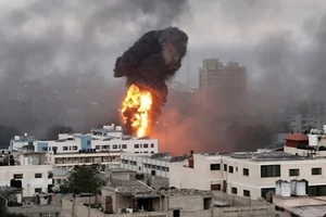 Khói lửa bốc lên sau một cuộc không kích của Israel tại Syria. (Ảnh: IRNA/TTXVN)