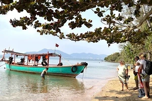 Khách quốc tế tham quan, nghỉ dưỡng tại Koh Tunsay (Đảo Thỏ) ở ngoài khơi biển Kep, phía tây nam Campuchia. (Ảnh: Huỳnh Thảo/TTXVN)