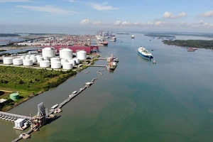 Các bể chứa khí đốt tự nhiên hóa lỏng (LNG). (Ảnh: AFP/TTXVN)