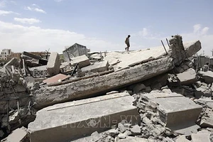 Cảnh đổ nát sau cuộc không kích tại Sanaa, Yemen, ngày 27/4/2025. (Ảnh: THX/TTXVN)