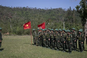 Cán bộ, chiến sĩ Lữ đoàn Bộ binh Phòng thủ đảo 242, Quân khu 3 tập luyện sẵn sàng chiến đấu. (Ảnh: SƠN TÙNG)