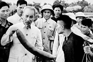 Đức tính giản dị, khiêm tốn của Bác Hồ không xa lạ đối với nhân dân. (Ảnh tư liệu)
