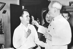 Bức ảnh ghi lại khoảnh khắc Chủ tịch Hồ Chí Minh đến thăm gia đình cụ Phạm Văn Công (bên trái), đêm giao thừa Tết Nguyên đán Quý Mão 1963.