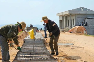 Thi công xây lắp đê tả sông Lèn, xã Yến Sơn, huyện Hà Trung, tỉnh Thanh Hóa.