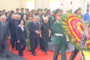 Đoàn đại biểu Tỉnh ủy, Hội đồng nhân dân, Ủy ban nhân dân, Ủy ban Mặt trận Tổ quốc Việt Nam tỉnh Quảng Ngãi viếng nguyên Chủ tịch nước Trần Đức Lương.