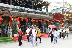 Du khách tham quan làng gốm Bát Tràng. (Ảnh TUỆ NGHI)