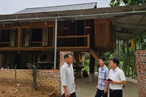 Hộ nghèo Ngân Văn Quyên (bên trái) ở xã Thành Lâm, huyện Bá Thước đã được hỗ trợ, hoàn thành xây dựng mới ngôi nhà giá trị 120 triệu đồng.