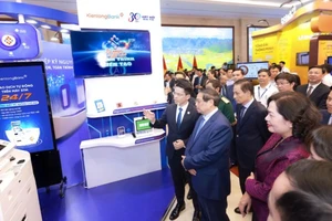Ông Trần Ngọc Minh, Chủ tịch Hội đồng Quản trị KienlongBank cùng Lãnh đạo Ngân hàng báo cáo Thủ tướng, Thống đốc Ngân hàng Nhà nước hoạt động chuyển đổi số.