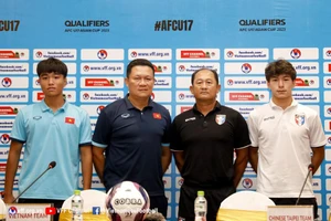Huấn luyện viên Tsai Wen-yi cùng cầu thủ Lars Larsen của Đài Loan (Trung Quốc) đánh giá cao U17 Việt Nam trước trận đấu ngày mai (5/10). (Ảnh: VFF)