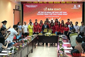 Lãnh đạo Tổng cục Thể dục Thể thao tại lễ bàn giao hỗ trợ tài năng thể thao. (Ảnh: MINH GIANG)