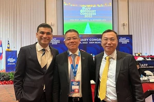 Chủ tịch VFF Trần Quốc Tuấn và Tướng Khiev Sameth - Chủ tịch AFF (giữa) cùng Phó Tổng Thư ký AFC Vahid Kardany (ngoài cùng bên trái). (Ảnh: VFF)