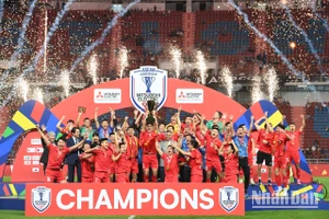 [Ảnh] Đội tuyển Việt Nam nâng cao cúp vô địch ASEAN Cup 2024