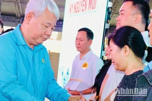 Ông Võ Khắc Thái, Chủ tịch Liên đoàn Lao động Thành phố trao quà cho người lao động. 