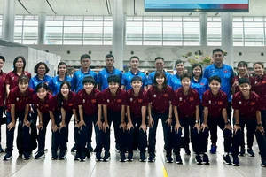 Các thành viên đội tuyển futsal nữ Việt Nam hứng khởi trước giờ khởi hành. (Ảnh: VFF)