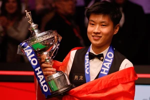 Zhao Xintong cầm trên tay chiếc cúp vô địch Snooker thế giới. (Ảnh: WST)