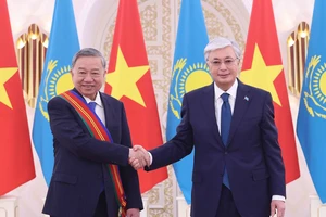 Tổng thống Kassym-Jomart Tokayev trao Huân chương Hữu nghị hạng Nhất của Kazakhstan tặng Tổng Bí thư Tô Lâm. (Ảnh: TTXVN)