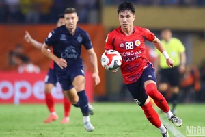 Lê Văn Đô bỏ lỡ một cơ hội để đưa Công an Hà Nội vươn lên dẫn trước. (Ảnh: SƠN TÙNG)