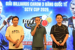 Bao Phương Vinh (trái), Trần Quyết Chiến (giữa) cùng Trần Thanh Lực háo hức chờ so tài ở giải billiards carom 3 băng quốc tế SCTV Cup 2025. 