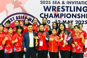 Các thành viên đội tuyển Vật Việt Nam cùng chiếc cúp khi giành vị trí nhất toàn đoàn.