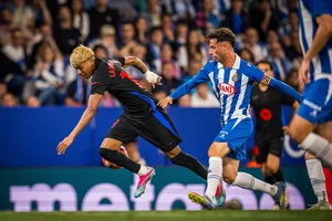 Lamine Yamal bứt tốc trước sự truy đuổi của cầu thủ Espanyol. (Ảnh: Barca FC)
