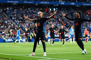 Yamal tiếp tục ghi siêu phẩm vào lưới Espanyol rạng sáng ngày 16/5. (Ảnh: BarcelonaFC)