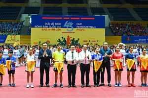 Các đại biểu trao cờ lưu niệm và kỷ niệm chương cho các đoàn vận động viên. (Ảnh: DUY LINH)