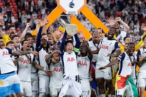 Son Heung-min nâng cao chiếc cúp vô địch Europa League cùng các đồng đội. (Ảnh: Tottenham Hotspur)