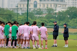 Huấn luyện viên Cristiano Roland cùng ban huấn luyện dặn dò các học trò trước buổi tập. (Ảnh: VFF)