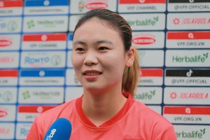 Tiền đạo Phạm Hải Yến chia sẻ với truyền thông trước buổi tập của đội tuyển nữ Việt Nam. (Ảnh: VFF)