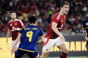 Nguyễn Hai Long đối đầu với cầu thủ Manchester United. (Ảnh: MU)