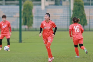 Tiền đạo Huỳnh Như tập luyện cùng các đồng đội. (Ảnh: VFF)