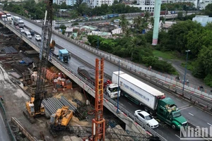 Giàn cẩu tại công trình xây dựng nút giao Mỹ Thủy, Thành phố Hồ Chí Minh đổ sập, đè trúng xe container và ô-tô 7 chỗ đang lưu thông trên đường.