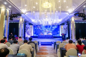 Ban tổ chức trả lời câu hỏi của các nhà báo. (Ảnh: PHONG NGUYÊN) 