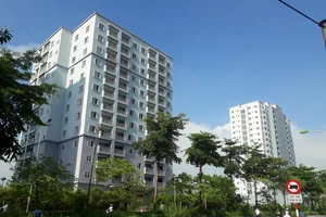 Cụm tòa nhà tái định cư mặt đường Tân Mai xây dựng nhiều năm vẫn chưa có người ở.