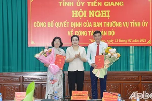 Đồng chí Nguyễn Hải Trâm trao quyết định của Ban Thường vụ Tỉnh ủy Tiền Giang cho các cán bộ.