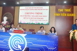 Hội đồng giám sát Chương trình “hóa đơn may mắn” giám sát việc quay thưởng.
