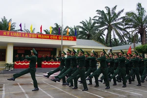 Duyệt đội ngũ tại buổi Lễ ra quân huấn luyện, khai mạc khóa huấn luyện chiến sĩ mới năm 2023 và phát động đợt thi đua cao điểm.